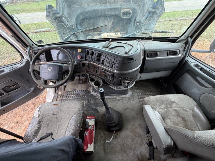 #571-•-2005-volvo-vnl-truck-image-15