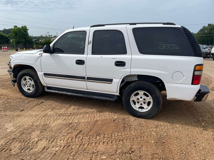 2005-chevrolet-tahoe-image-2