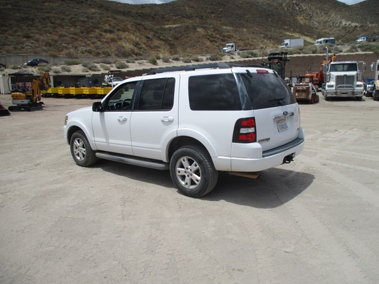 2010-ford-explorer-xlt-image-4
