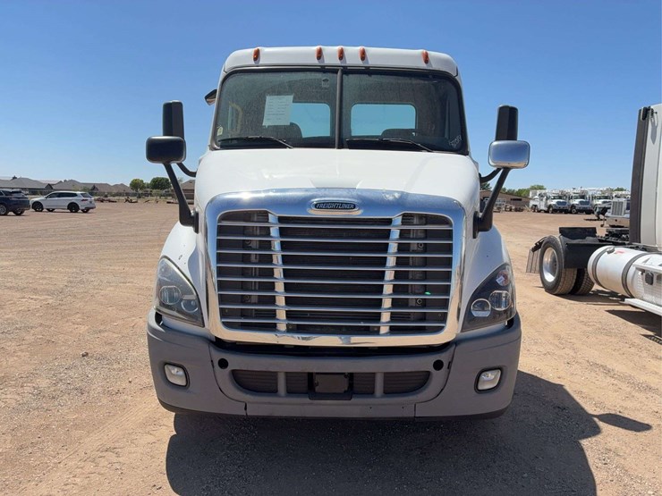 2019-freightliner-cascadia-113-image-8
