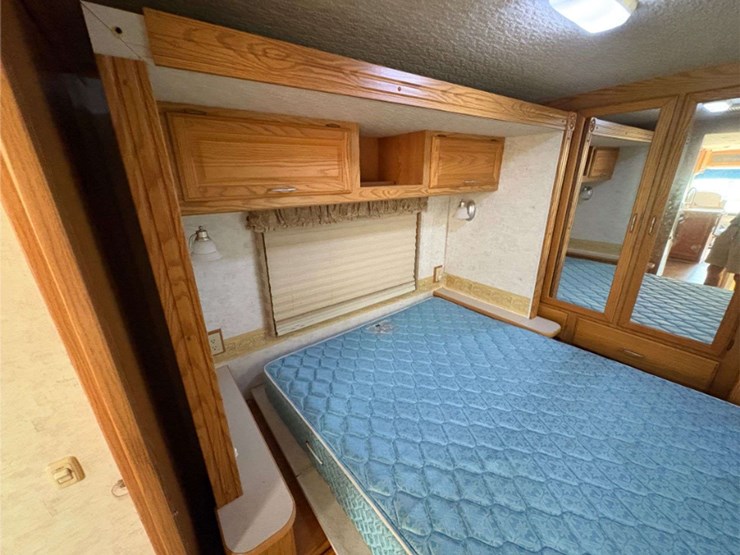 2003-winnebago-"brave"-motor-home-(12,893-miles-showing)-image-31