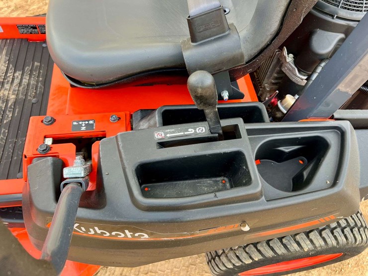 2022-kubota-z231kw-zero-turn-lawn-mower-(26-hours)-image-16