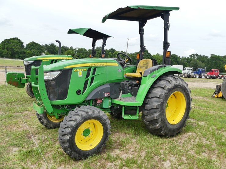 2019-john-deere-4044m-image-1