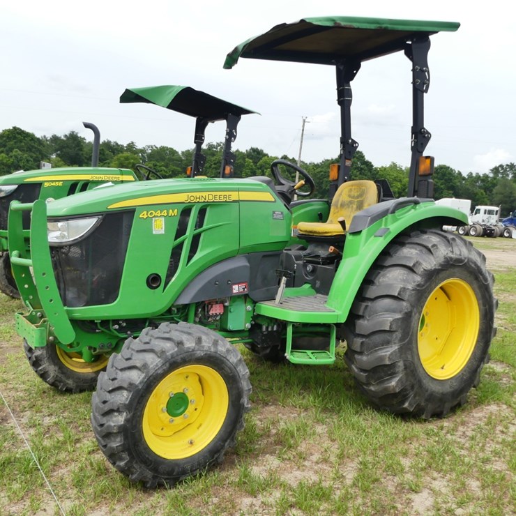2019 JOHN DEERE 4044M