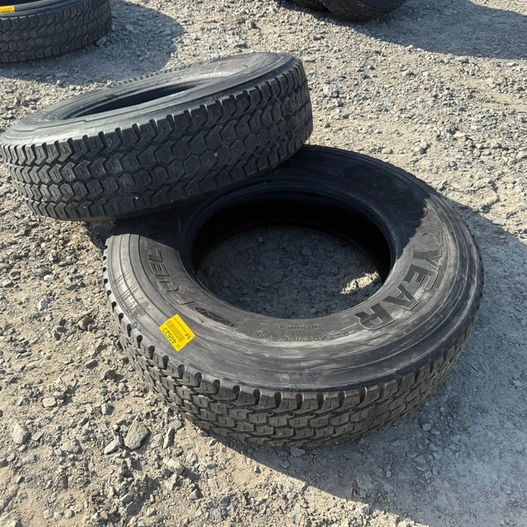 #40623 • Lot of (2) 295/75R22.5 Tires INV# 40623