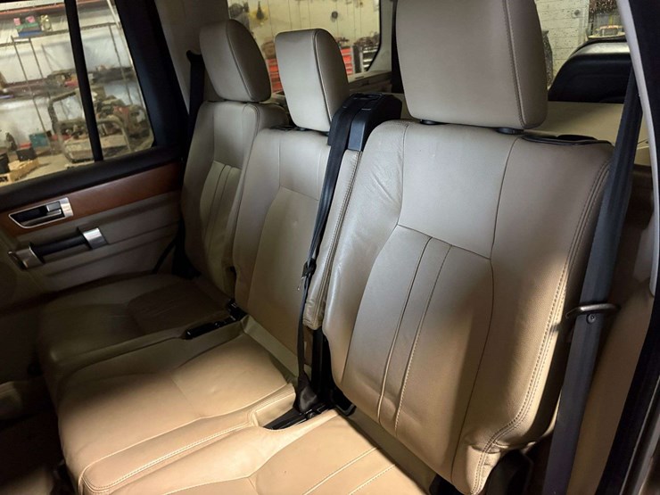 2013-land-rover-lr4-image-21