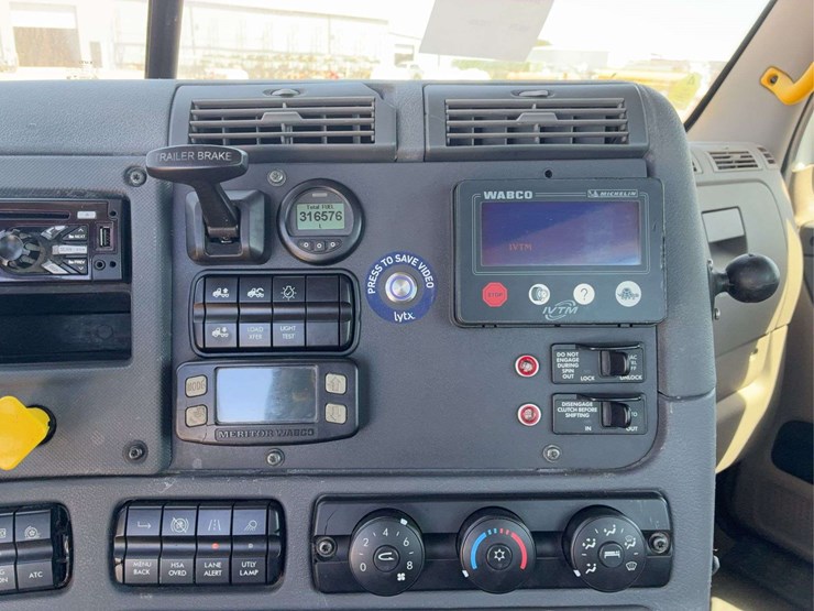 2019-freightliner-cascadia-113-image-30