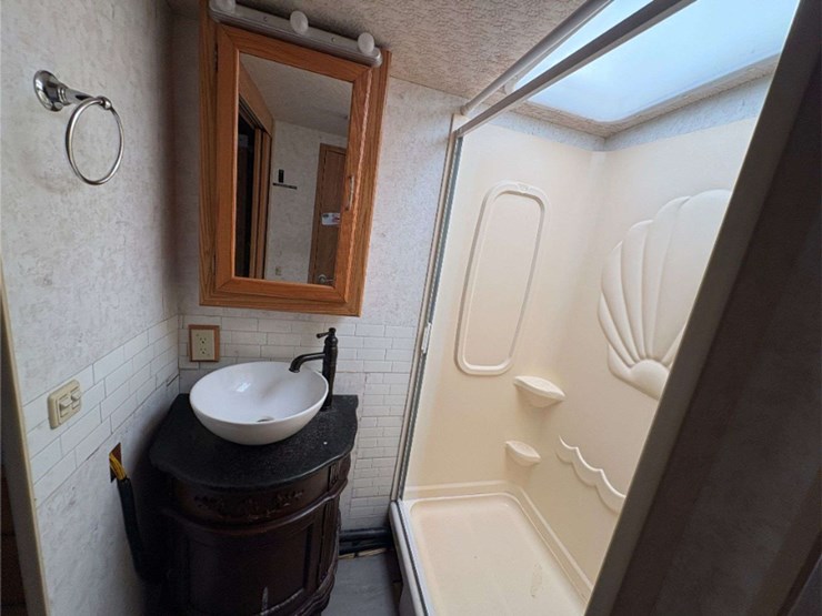 2003-winnebago-"brave"-motor-home-(12,893-miles-showing)-image-28