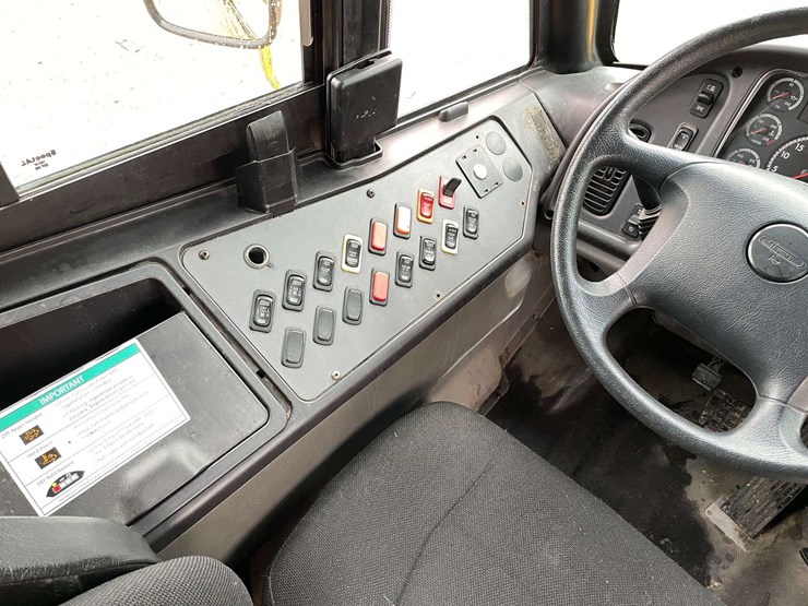 2012-freightliner-b2-image-12
