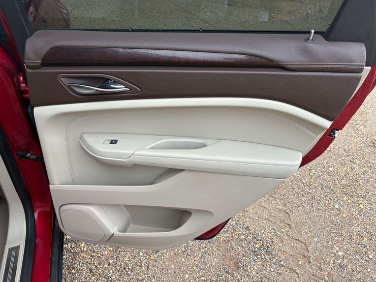 2010-cadillac-srx-image-28