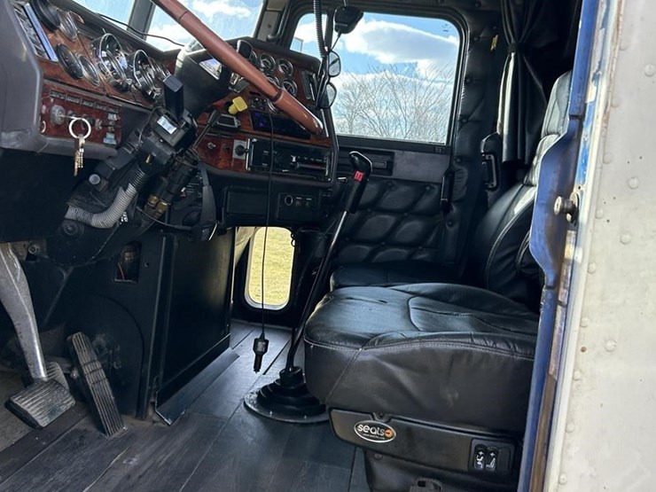 2006-freightliner-fld132-classic-xl-image-47