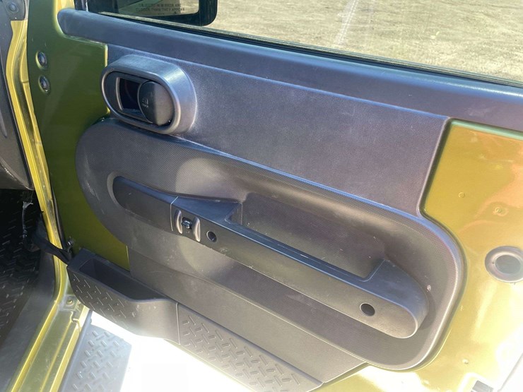 2010-jeep-wrangler-image-17