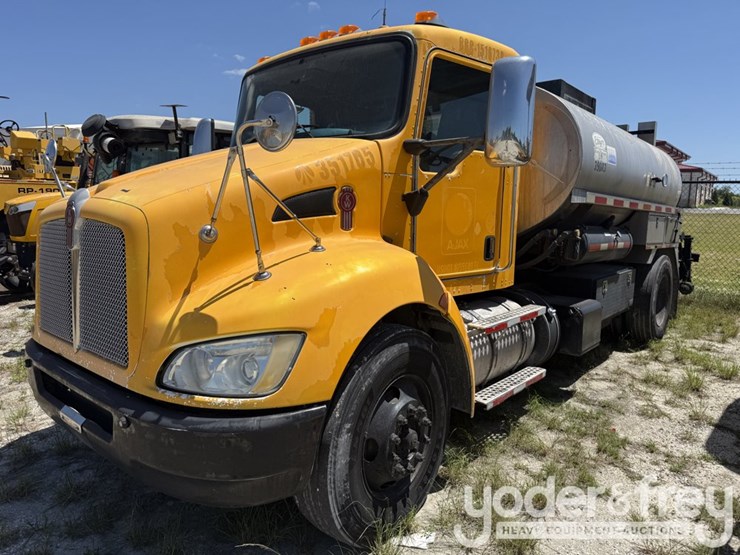 2016-kenworth-t300-image-1