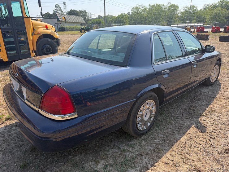 #552-•-2004-ford-crown-victoria-image-4