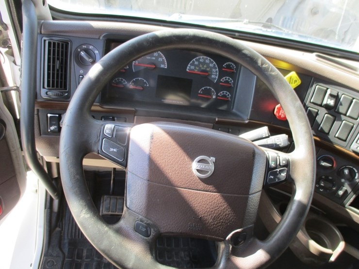 2015-volvo-10-image-12
