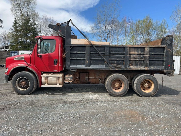 2006-freightliner-m2-106-image-8