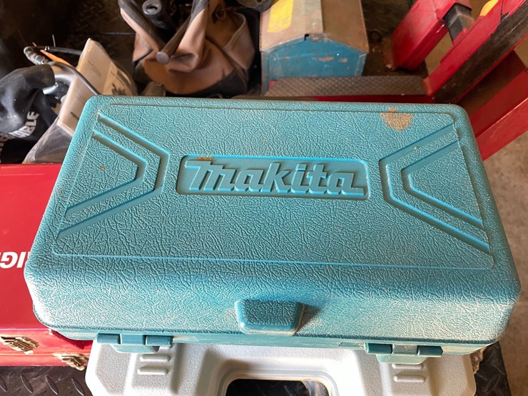 #1833-•-makita-power-planer-image-1