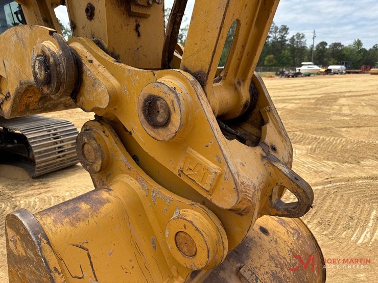 2021-caterpillar-325-image-17