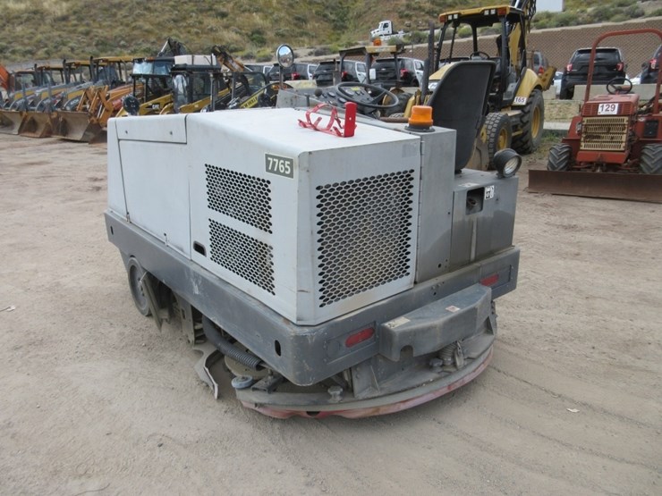advance-7765-ride-on-floor-sweeper,-image-4