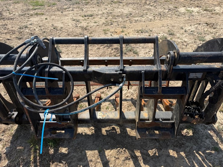 #558-•-john-deere-rr72-–-6’-skid-steer-hydraulic-grapple-image-4