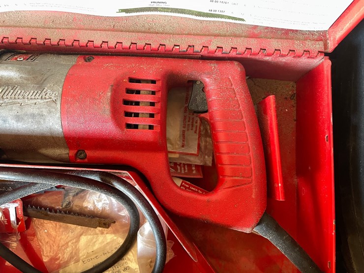 #1837-•-milwaukee-heavy-duty-sawzall-image-8