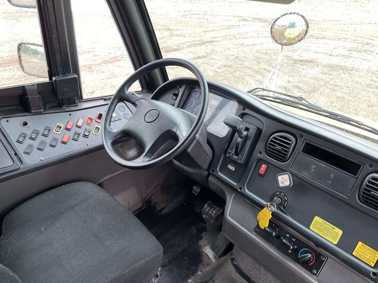2012-freightliner-b2-image-10