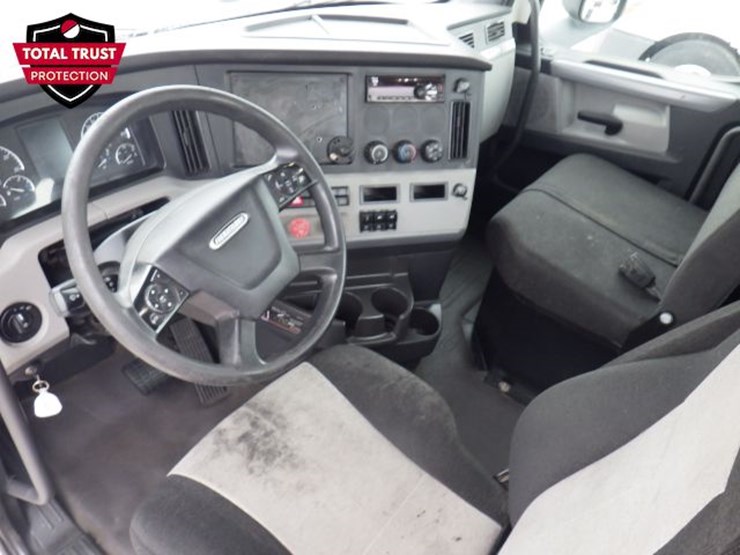 2019-freightliner-cascadia-126-image-14