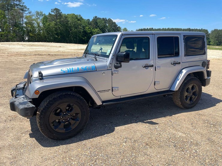 2015-jeep-wrangler-unlimited-sahara-image-1