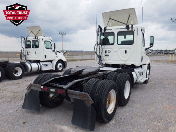 2019-freightliner-cascadia-126-image-8
