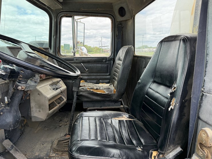 1993-mack-rd690s-image-18