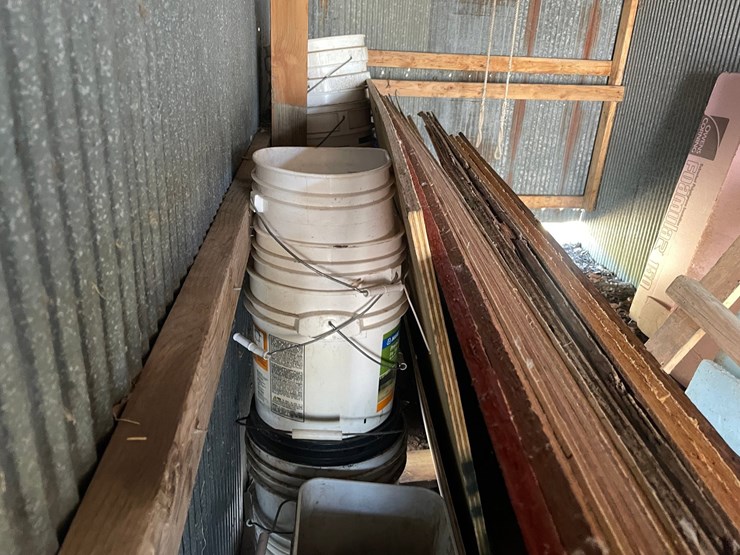 #1891-•-poly-catch-tub-and-misc.-items-image-9