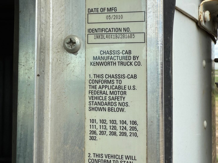 2011-kenworth-t800-image-11