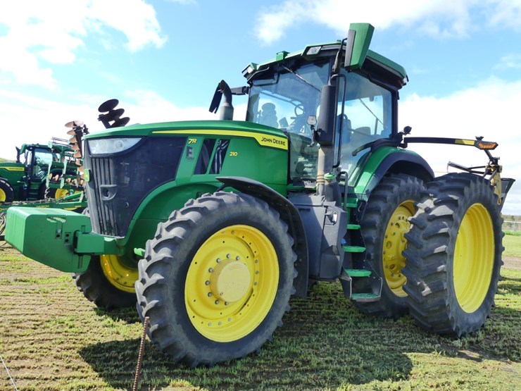 2020-john-deere-7r-210-image-2