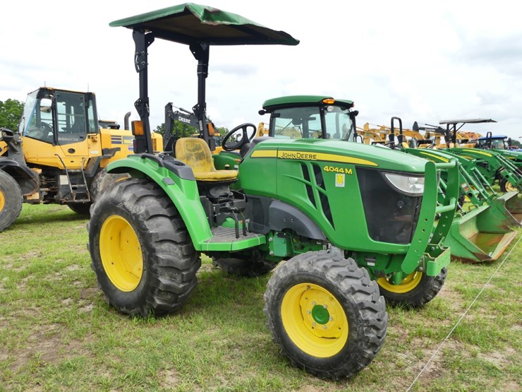2019-john-deere-4044m-image-2