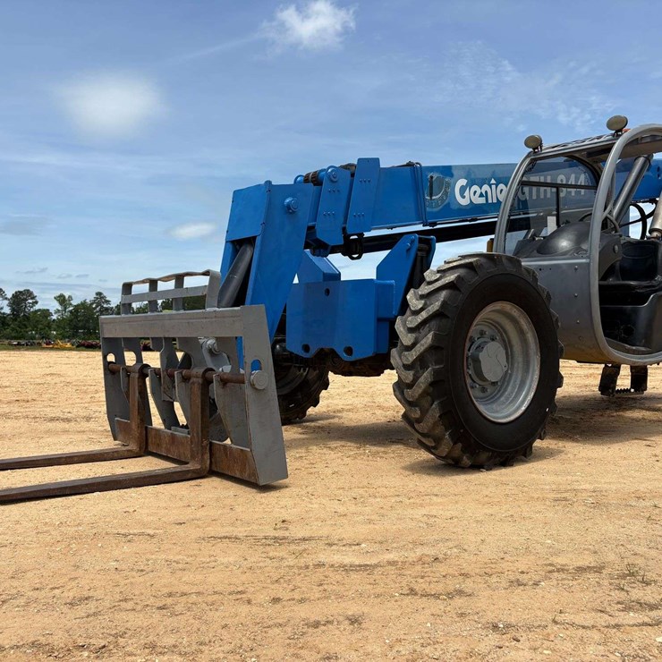 2014 GENIE GTH844