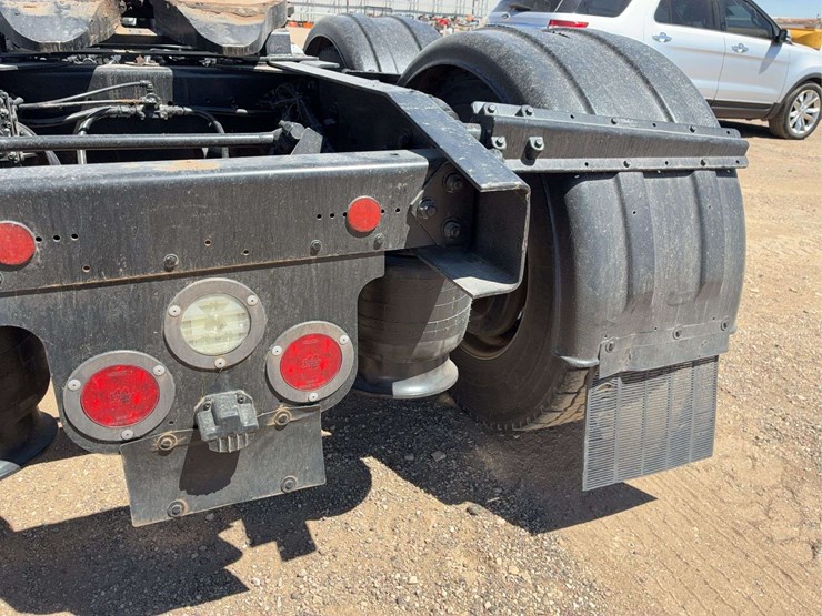 2019-freightliner-cascadia-113-image-19