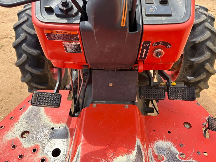 2013-kubota-m7040-image-23
