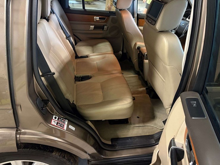 2013-land-rover-lr4-image-28