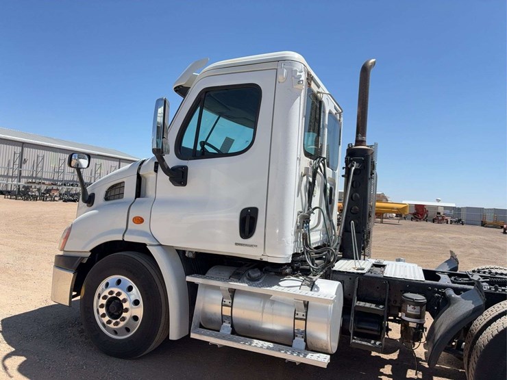 2010-freightliner-cascadia-113-image-5