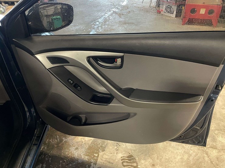2016-hyundai-elantra-4-door-sedan-(99,032-miles)-wrecked-image-15
