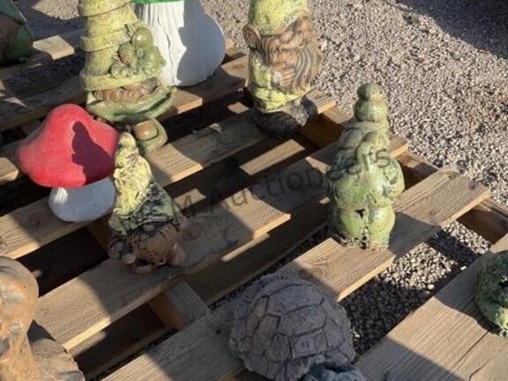 pallet-of-asst-concrete-statues-image-3