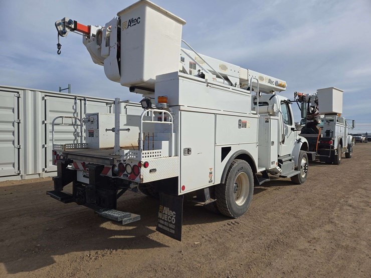 2013-freightliner-m2-106-image-5