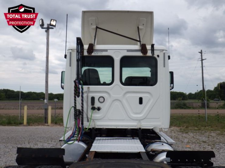 2019-freightliner-cascadia-126-image-12