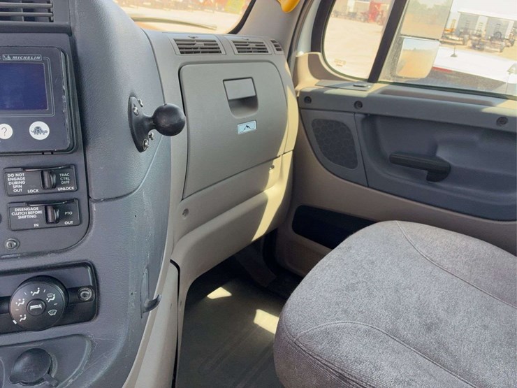 2019-freightliner-cascadia-113-image-28