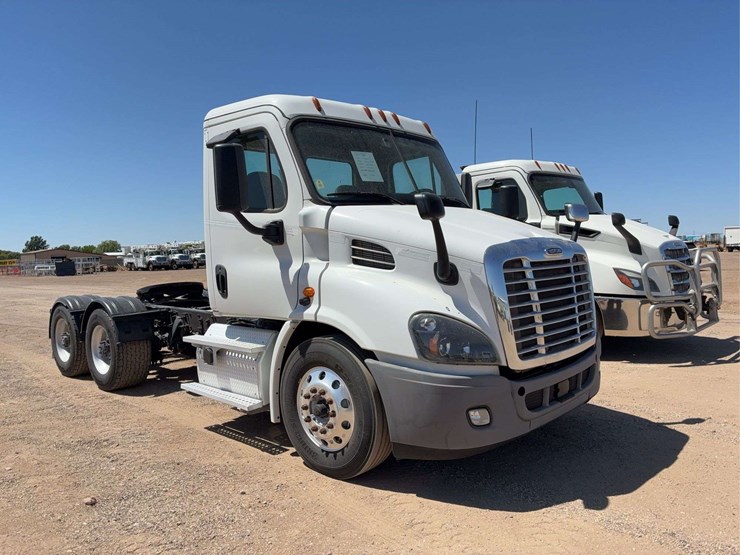 2019-freightliner-cascadia-113-image-2