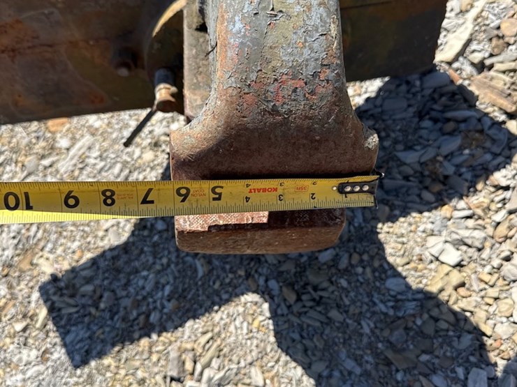 #1020-•-large-old,-heavy-duty,-vice-and-stand.-image-4