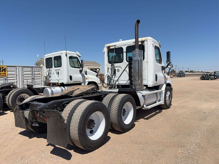 2010-freightliner-cascadia-113-image-3