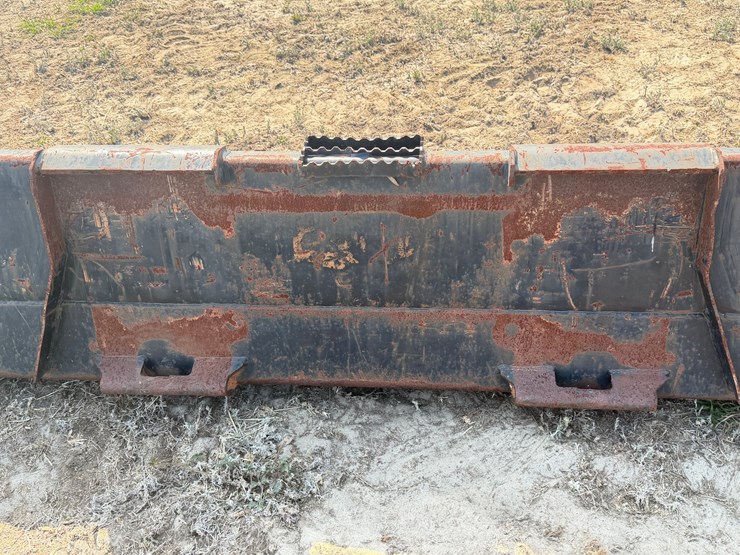#557-•-john-deere-t84---7’-skid-steer-bucket-image-3