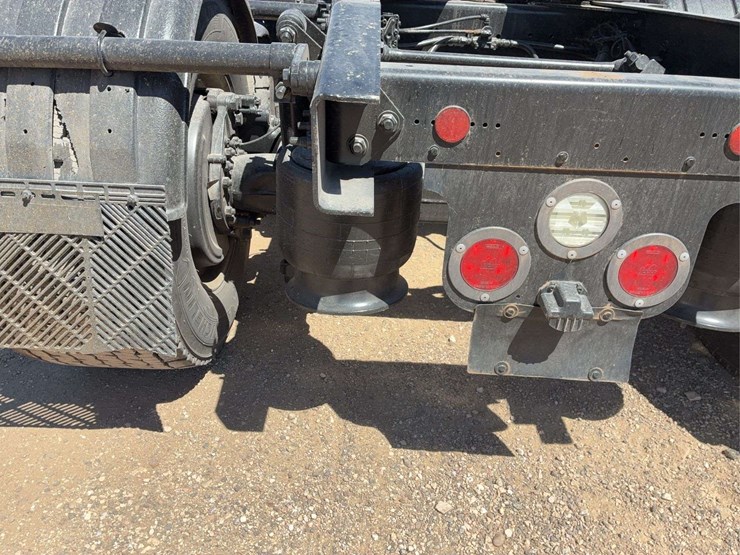 2019-freightliner-cascadia-113-image-18