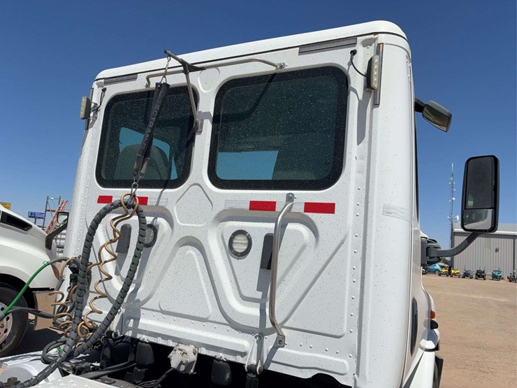 2019-freightliner-cascadia-113-image-11